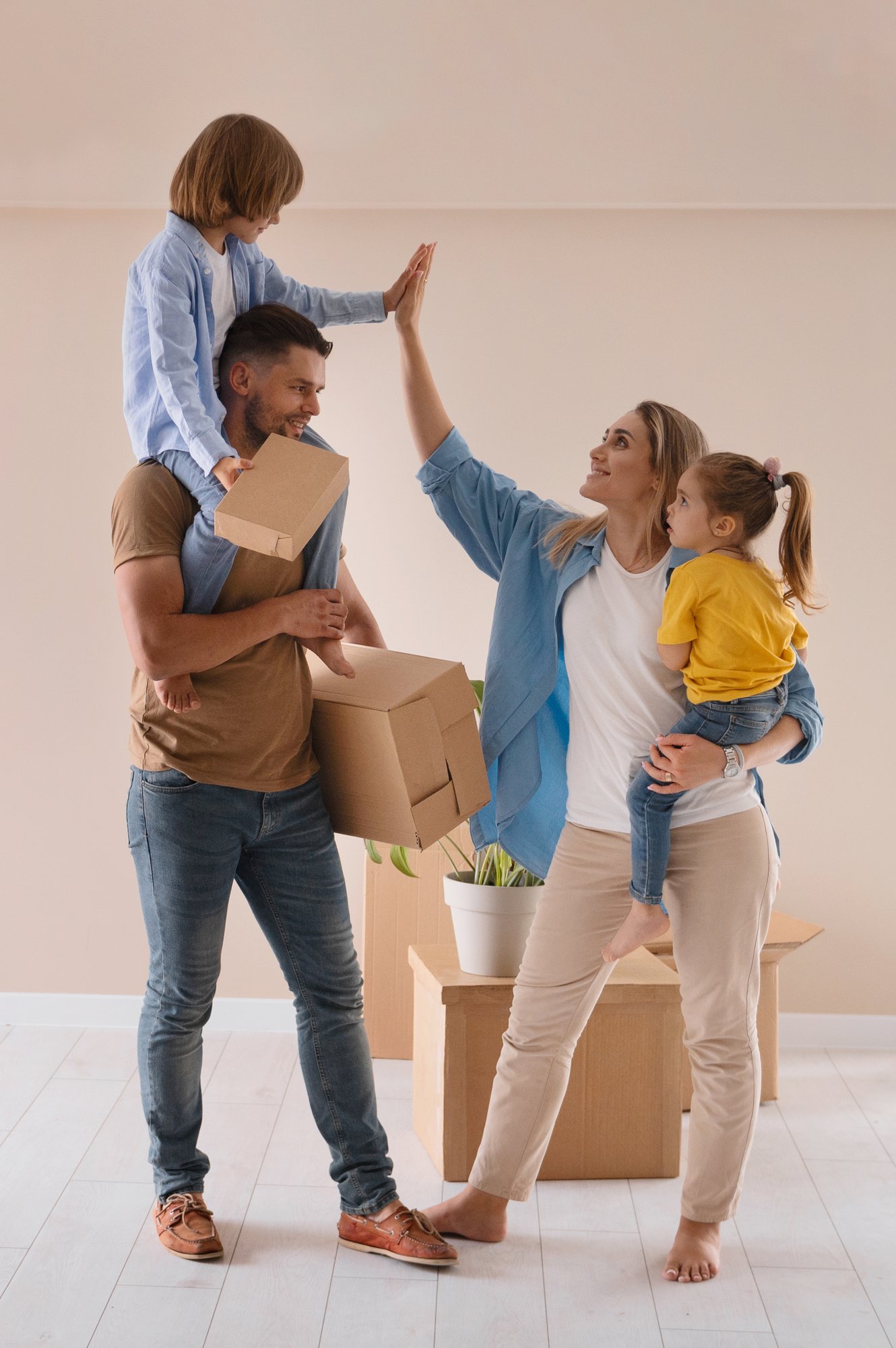 familia-feliz-con-ninos-mudandose-su-nuevo-hogar
